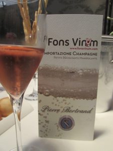 Prosciutto crudo su sfoglia fragrante Champagne Brut Rosé Pierre Bertrand